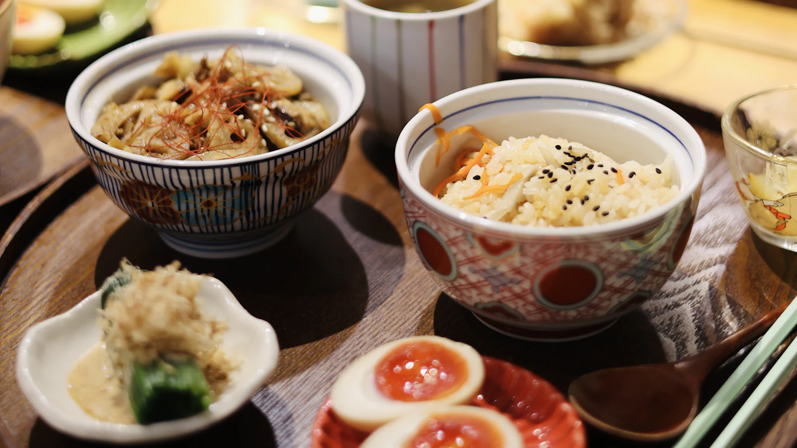 和洋亭 楽らくの和の家庭料理が並ぶ食卓
